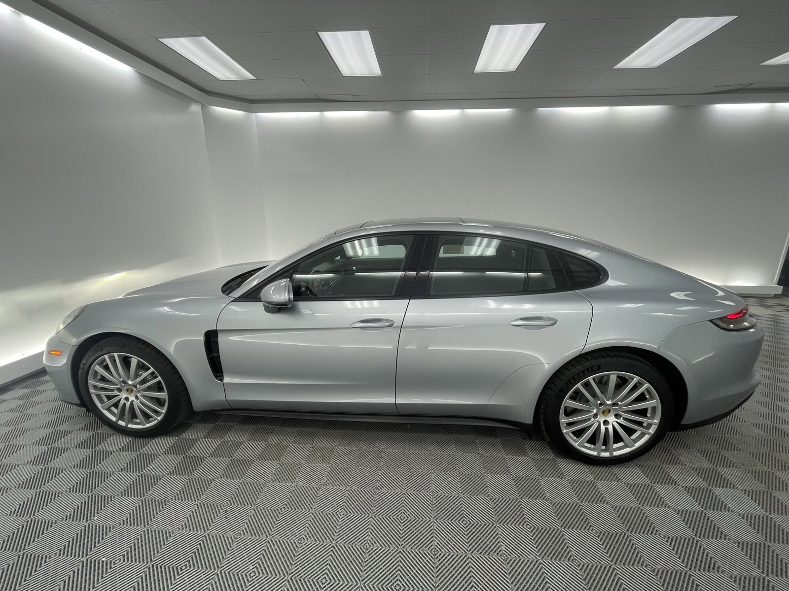 Certified 2021 Porsche Panamera image 2