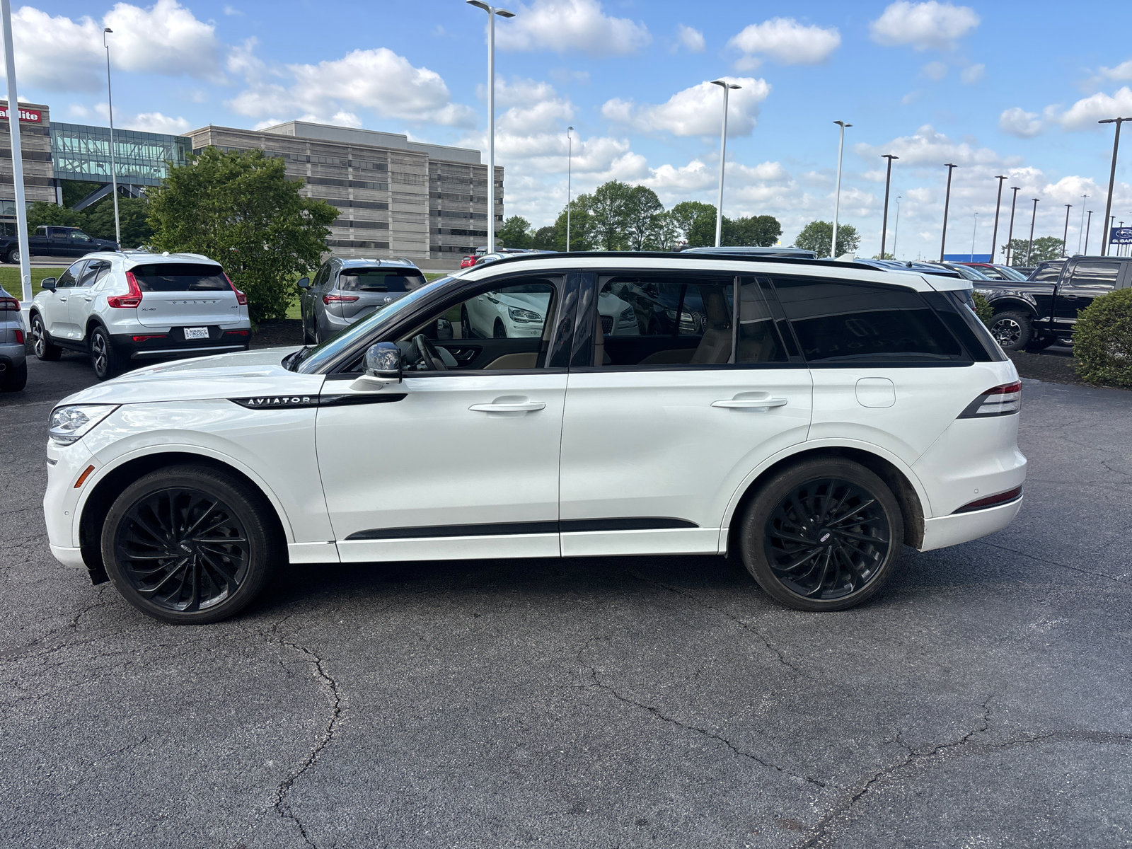 Used 2023 Lincoln Aviator Reserve w/ Equipment Group 201A AWD/4WD image 4