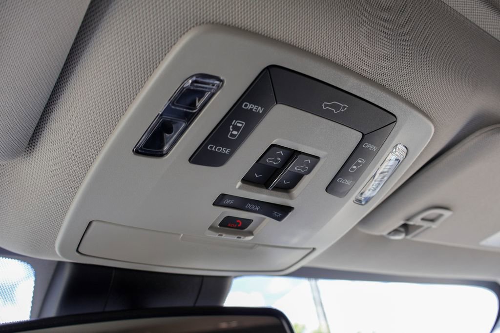 Used 2026 Toyota Sienna XLE FWD image 19