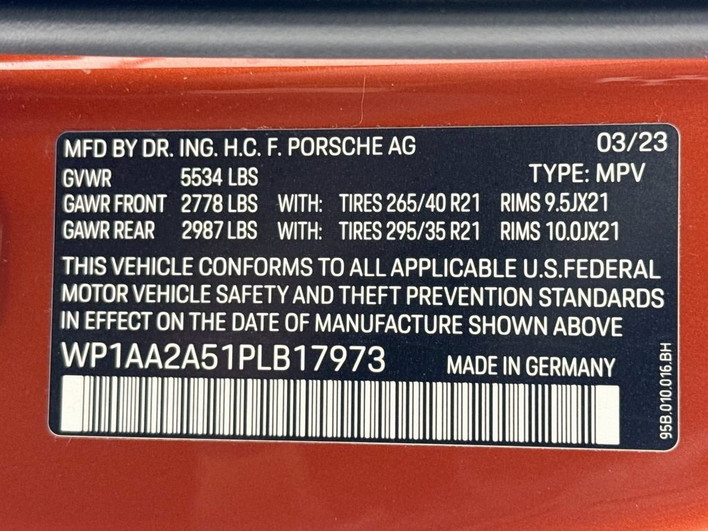 Certified 2023 Porsche Macan Turbo AWD/4WD image 33