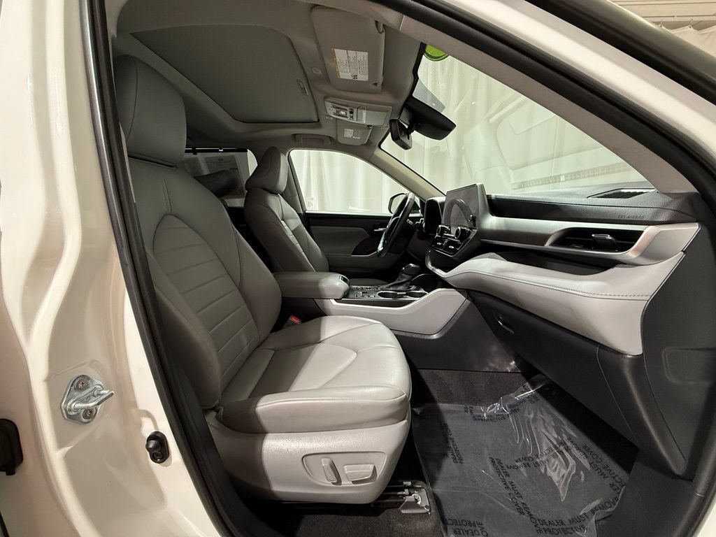 Used 2023 Toyota Highlander XLE AWD/4WD image 24