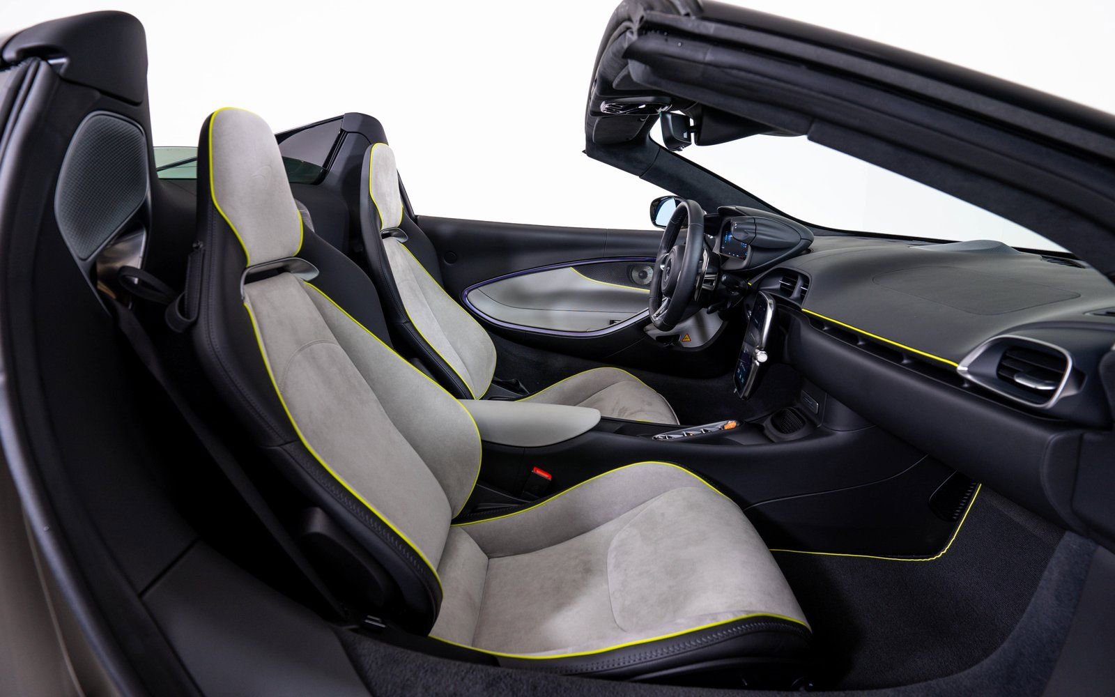 Used 2025 McLaren Artura Spider image 21