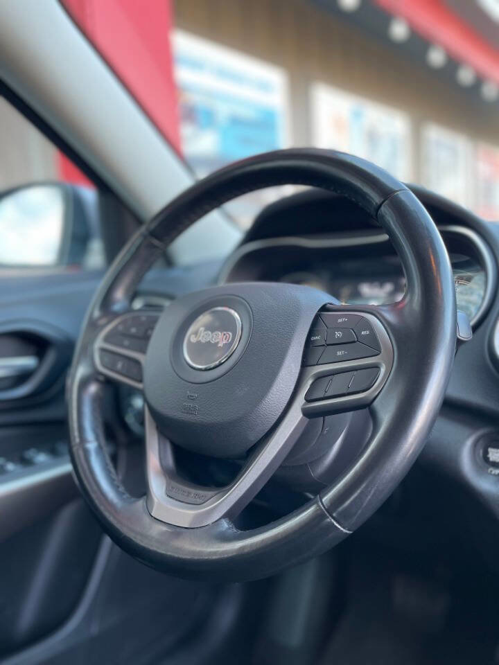 Used 2021 Jeep Cherokee Latitude Plus w/ Mopar Interior Package image 5