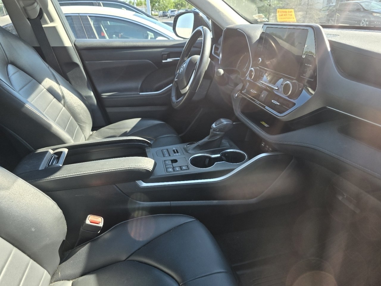 Used 2023 Toyota Highlander XLE AWD/4WD image 14