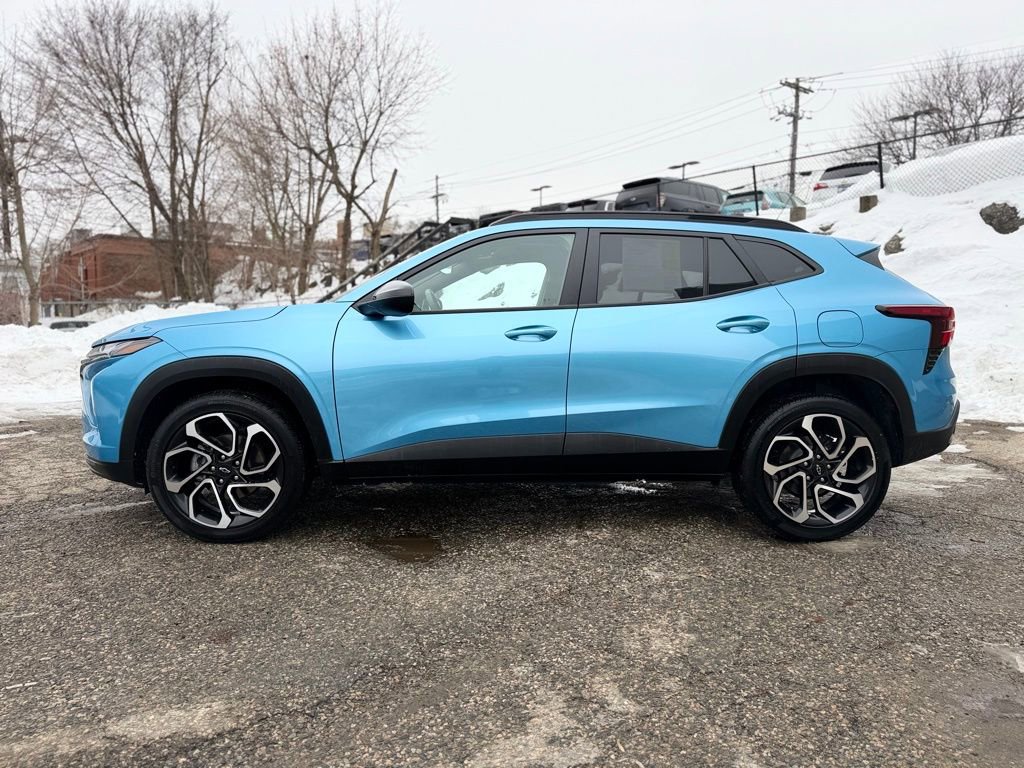 Used 2025 Chevrolet Trax RS w/ Sunroof Package image 3