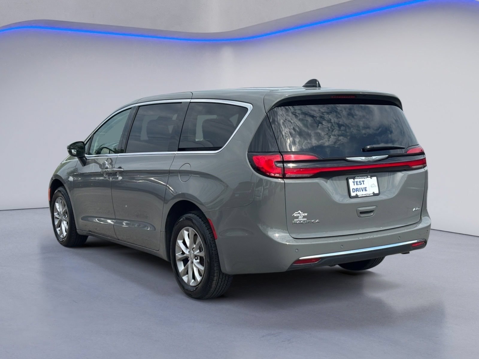 Used 2023 Chrysler Pacifica Touring-L AWD/4WD image 3