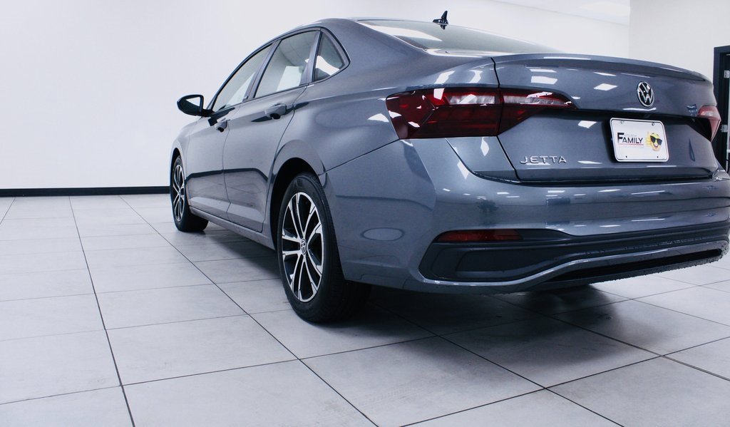 Used 2024 Volkswagen Jetta Sport image 3