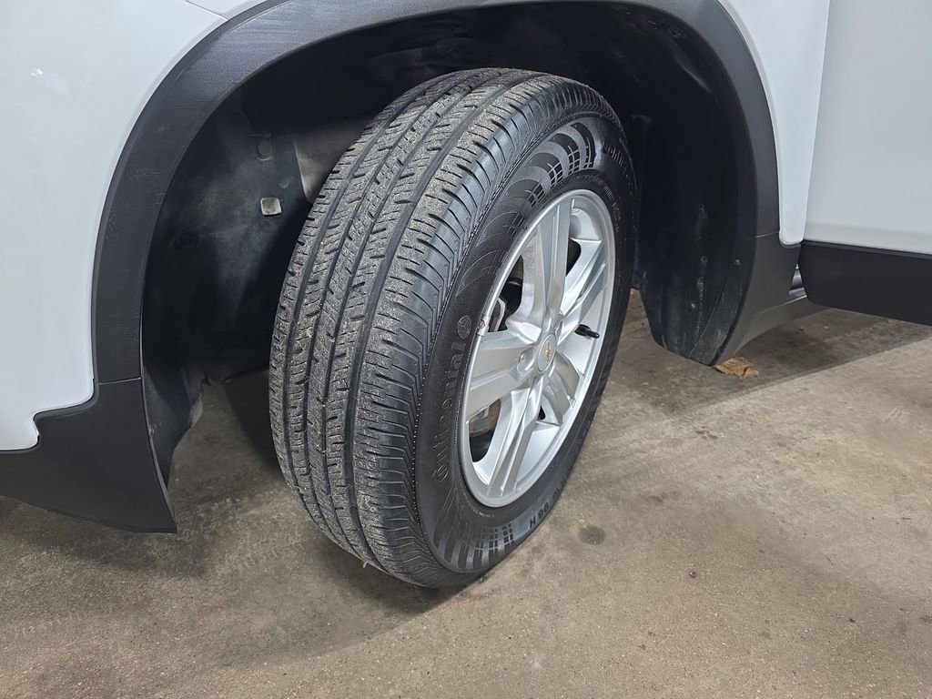 Used 2020 Chevrolet Trax LT w/ LT Convenience Package FWD image 30