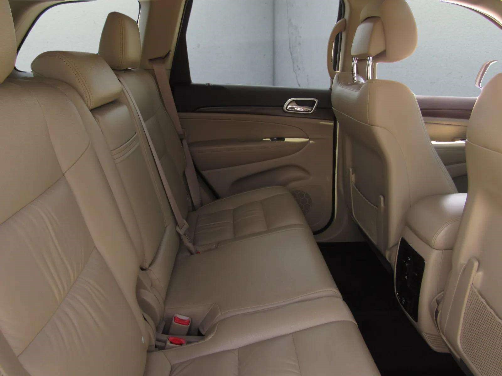 Used 2018 Jeep Grand Cherokee Laredo RWD image 11