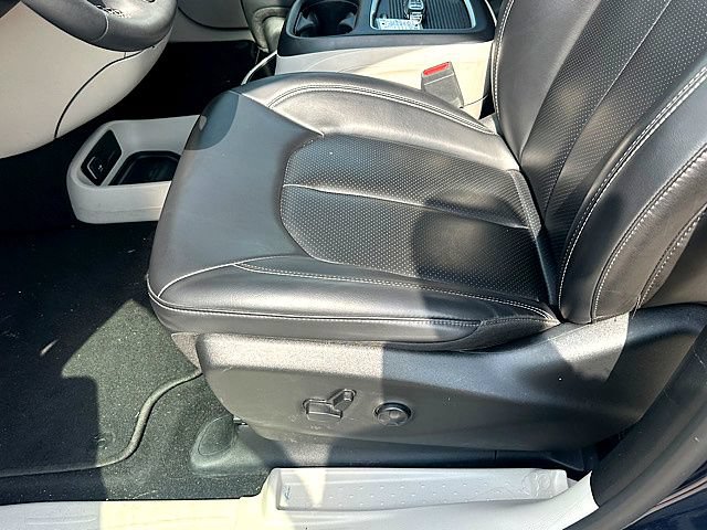 Used 2023 Chrysler Pacifica Touring-L FWD image 15
