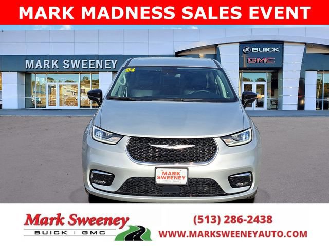 Used 2024 Chrysler Pacifica Touring-L image 2