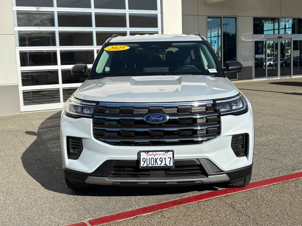 Used 2025 Ford Explorer Active AWD/4WD image 2