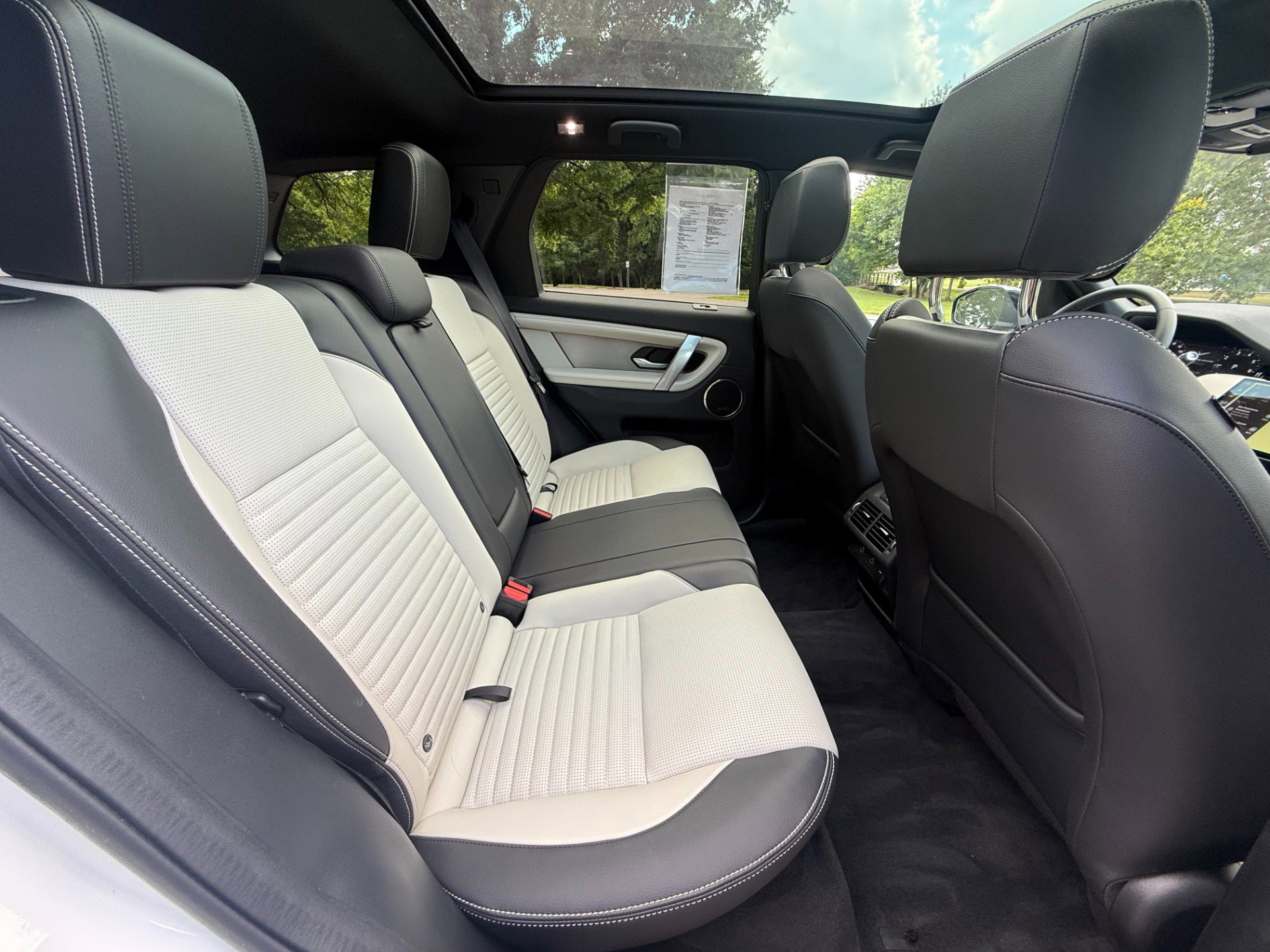 Used 2024 Land Rover Discovery Sport Dynamic SE image 18