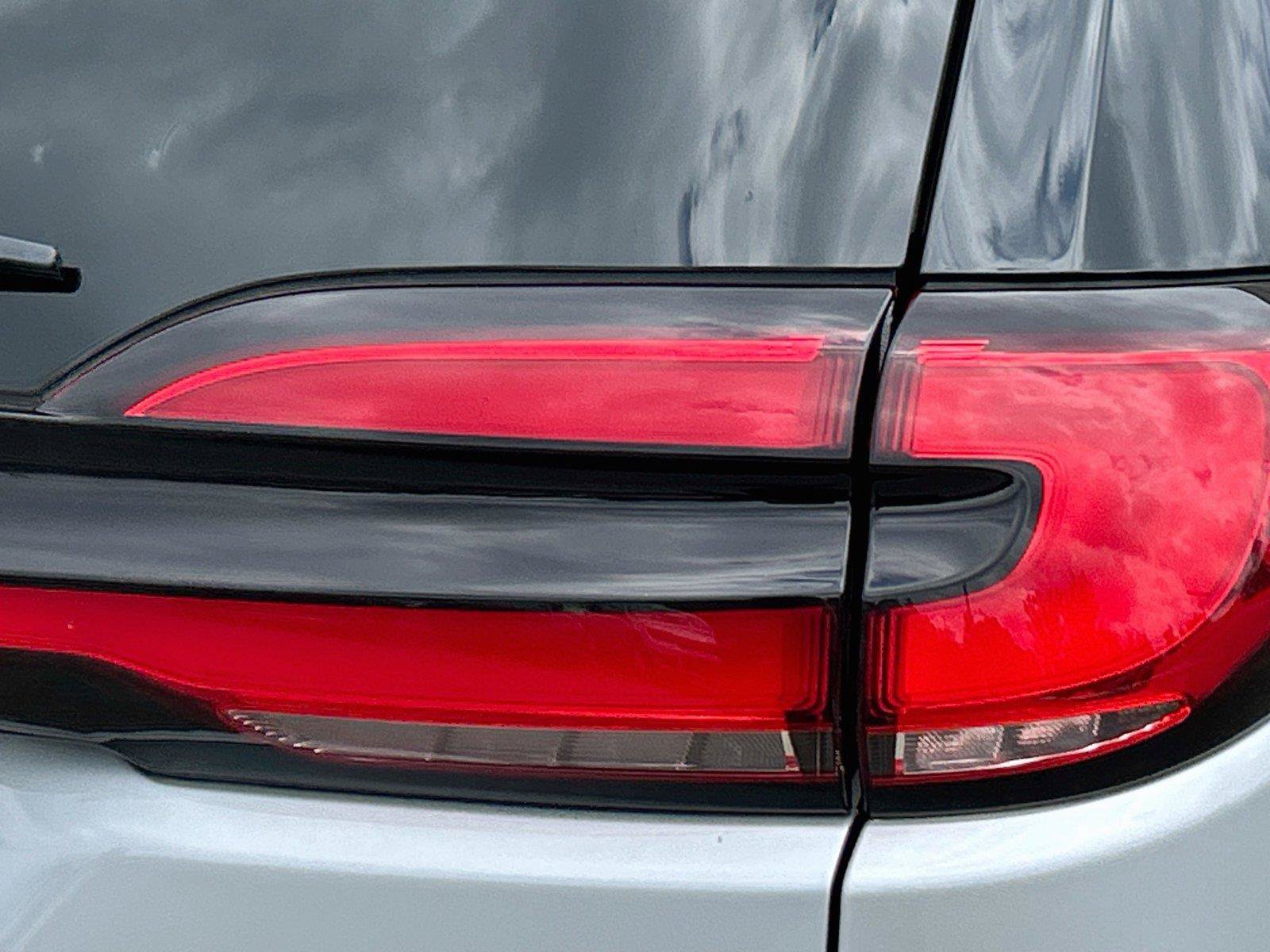 Used 2024 Chrysler Pacifica Touring-L FWD image 11