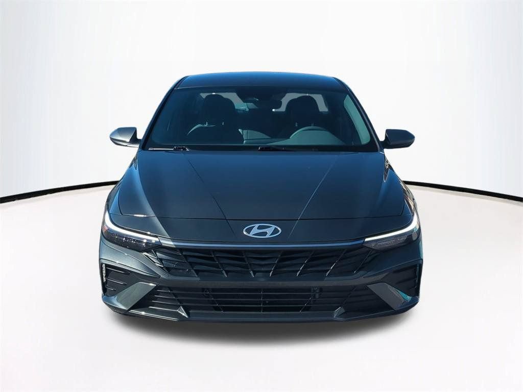 Used 2025 Hyundai Elantra Hybrid FWD image 3