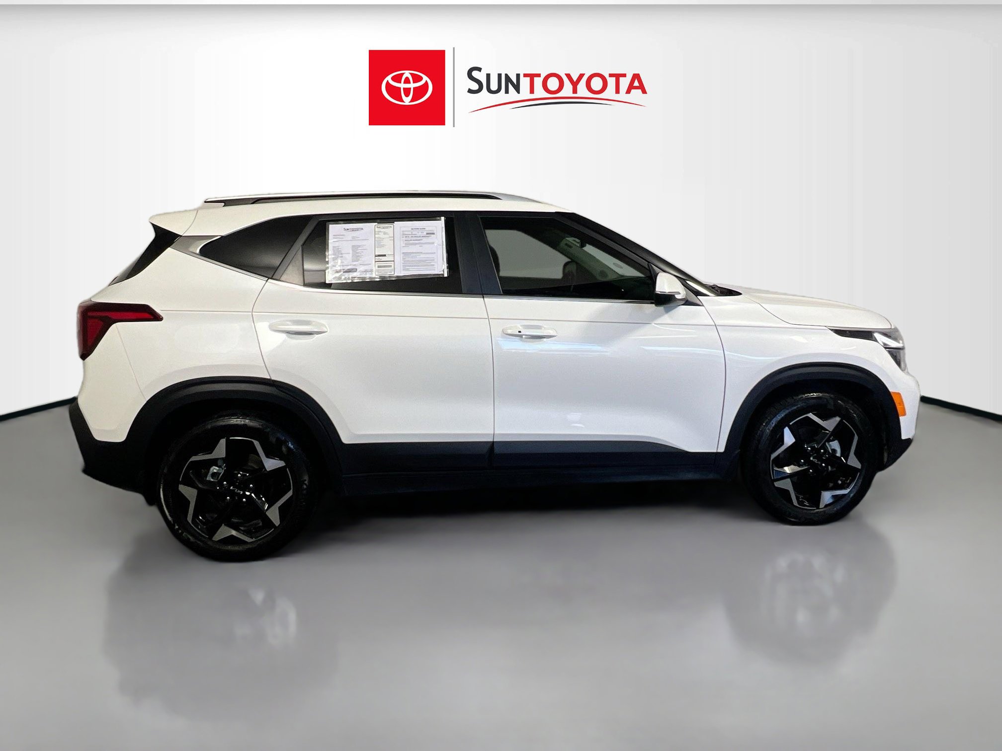 Used 2024 Kia Seltos EX image 2