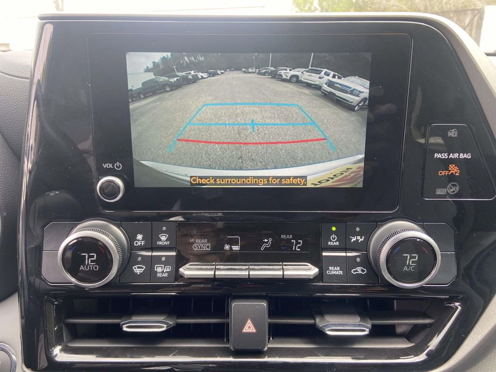 Used 2023 Toyota Highlander LE image 2