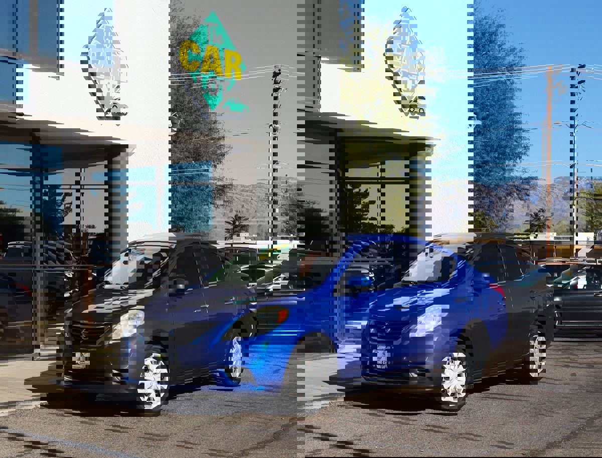 Used 2012 Nissan Versa SV image 2