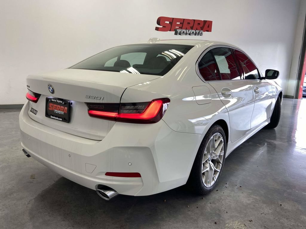 Used 2025 BMW 330i xDrive Sedan w/ Convenience Package AWD/4WD image 2
