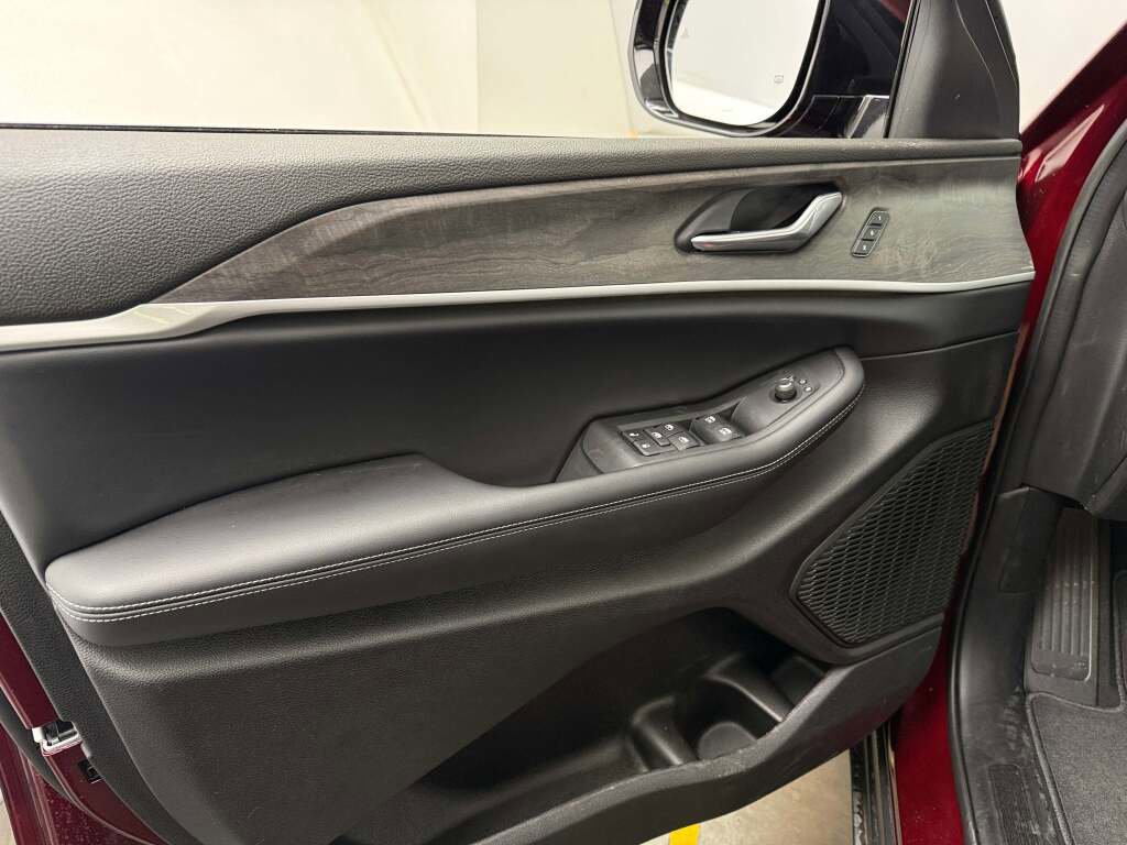 New 2025 Jeep Grand Cherokee Limited w/ Black Appearance Package image 27