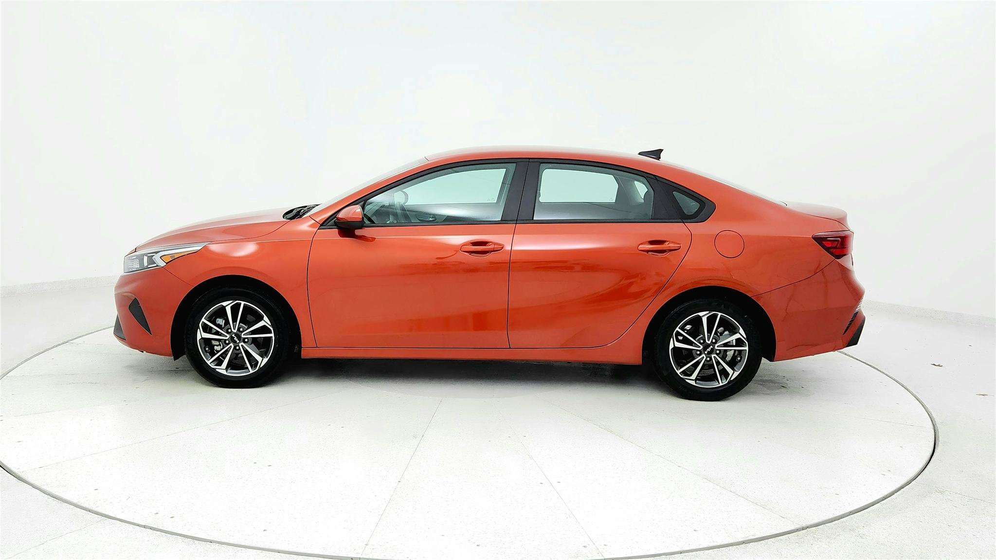 Used 2023 Kia Forte LXS image 2