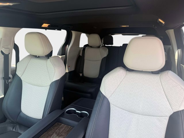Used 2025 Toyota Sienna Platinum AWD/4WD image 15