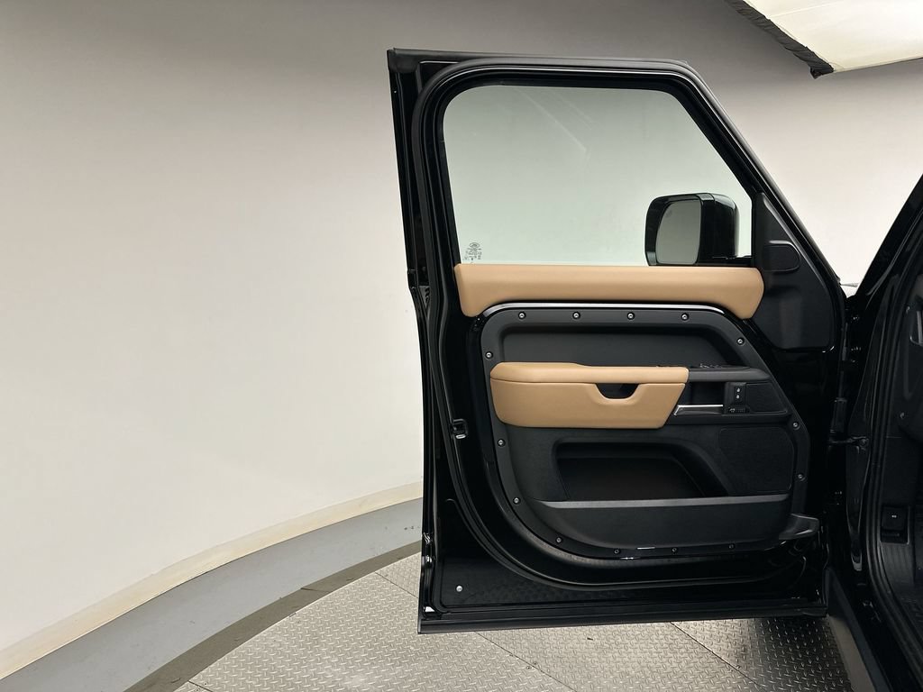Certified 2025 Land Rover Defender 110 X-Dynamic SE AWD/4WD image 6