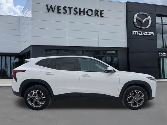 Used 2025 Chevrolet Trax LT FWD image 2