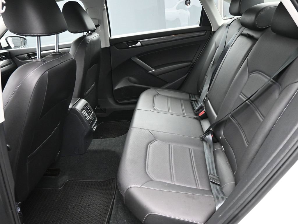 Used 2020 Volkswagen Passat 2.0T R-Line image 12