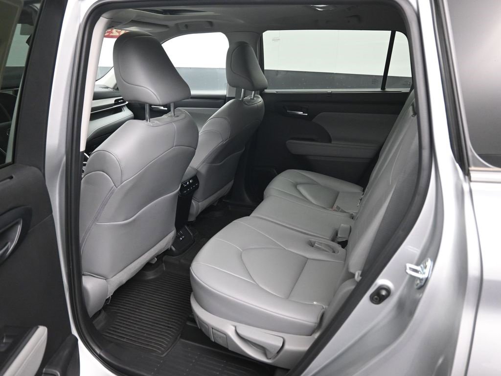 Used 2023 Toyota Highlander XLE image 10