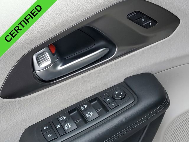 Used 2019 Chrysler Pacifica Limited image 25