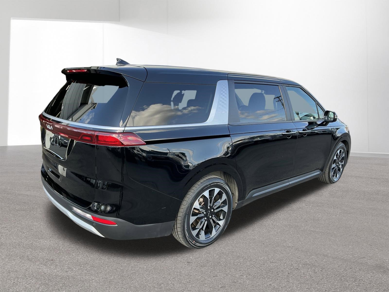 Used 2024 Kia Carnival EX FWD image 3