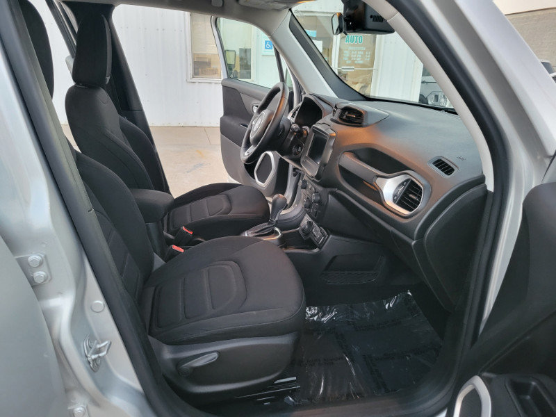 Used 2019 Jeep Renegade Latitude w/ Cold Weather Group AWD/4WD image 22