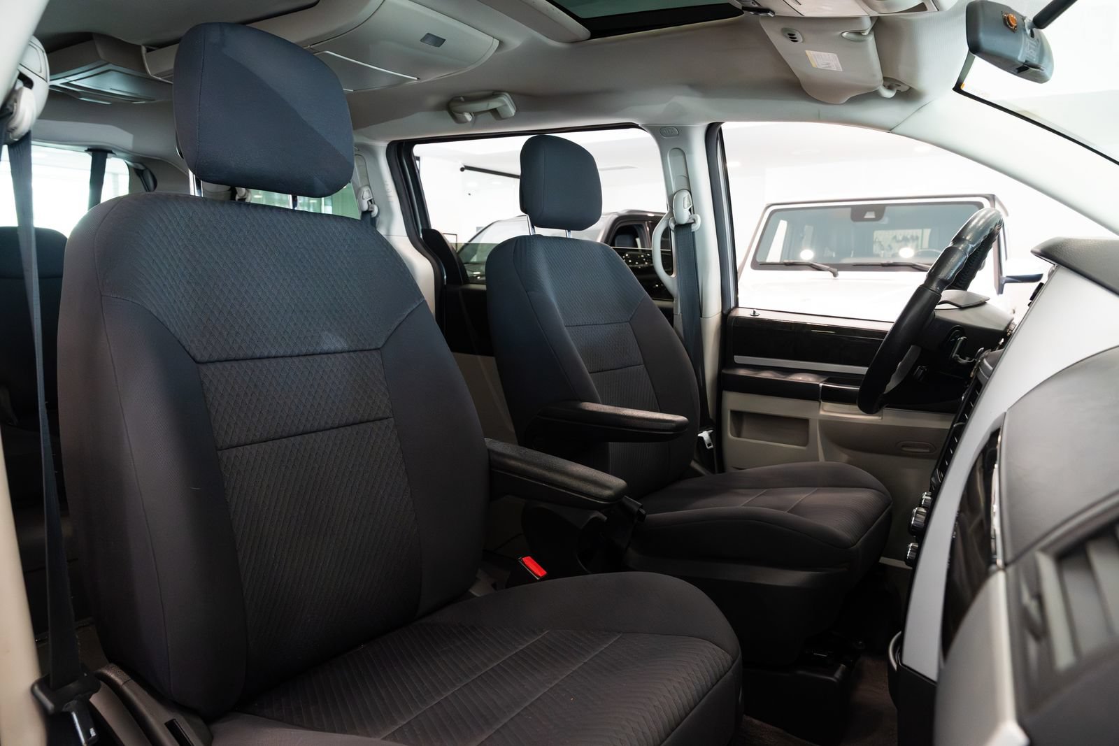 Used 2010 Dodge Grand Caravan SXT FWD image 26