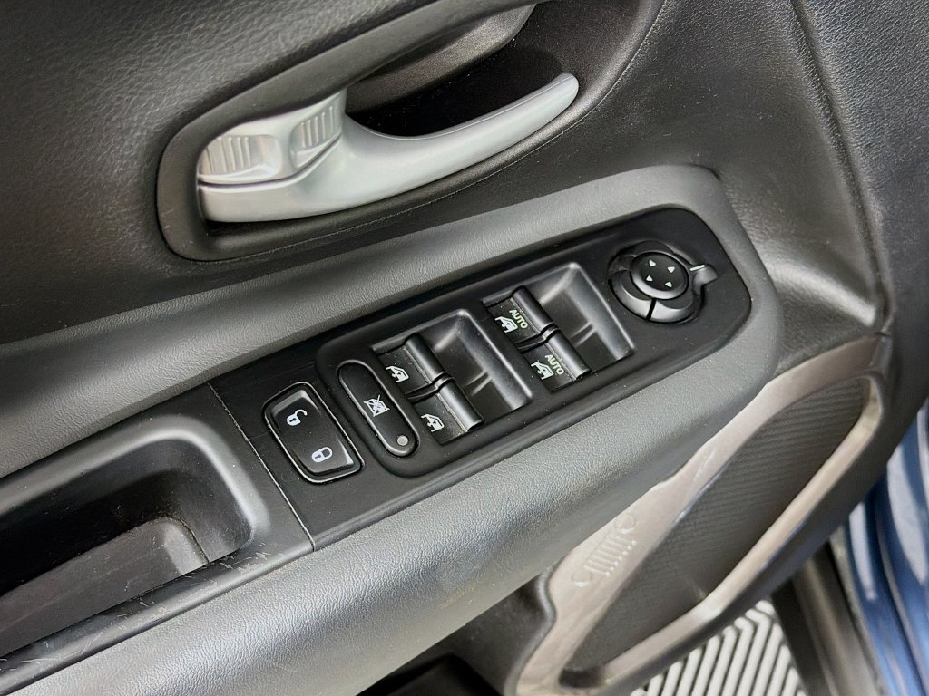 Used 2023 Jeep Renegade Latitude AWD/4WD image 18
