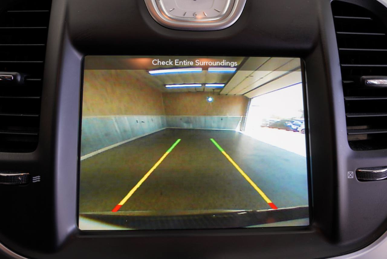 Used 2018 Chrysler 300 Touring L RWD image 18