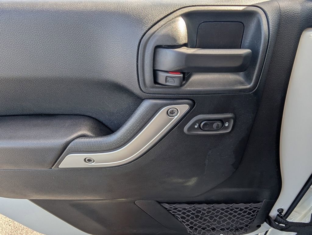 Used 2017 Jeep Wrangler Unlimited Sahara w/ Connectivity Group image 31