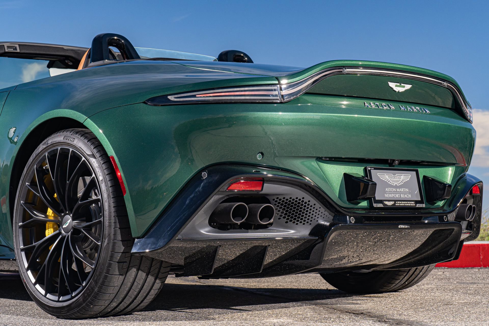 Used 2023 Aston Martin V8 Vantage Roadster RWD image 11