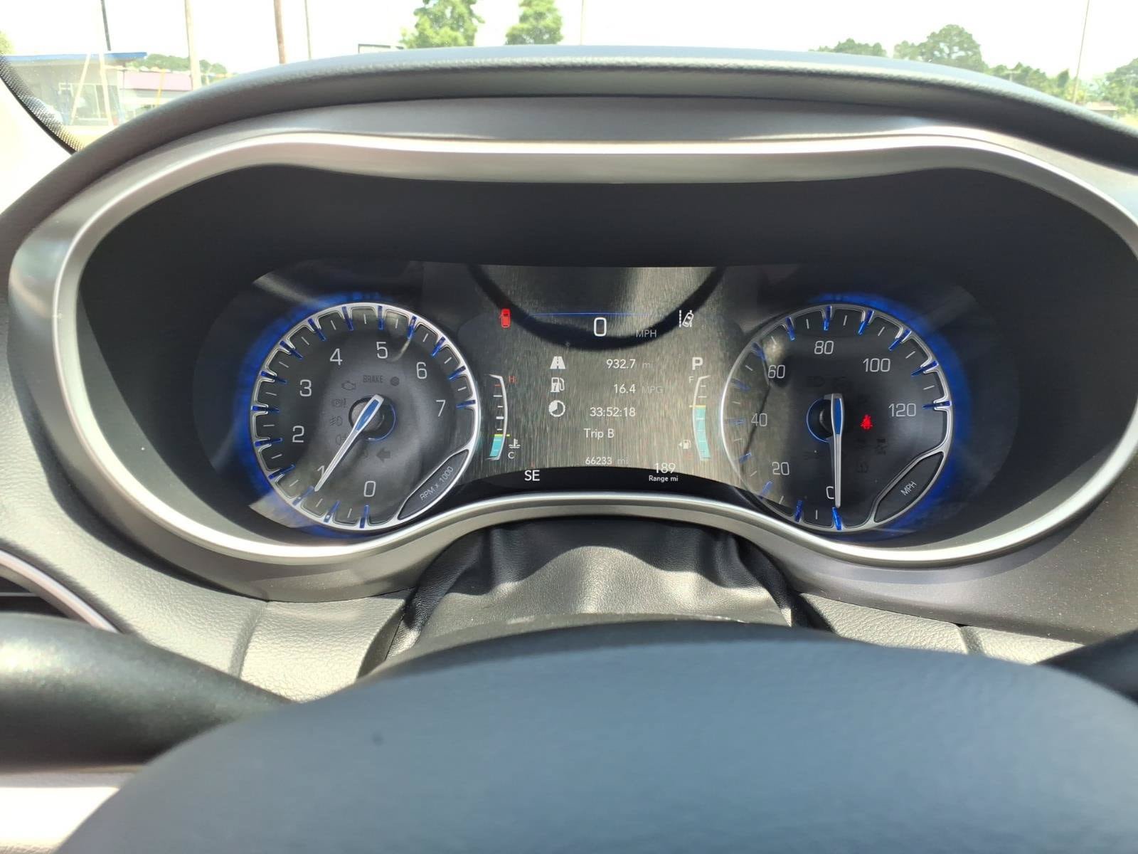 Used 2023 Chrysler Pacifica Touring-L FWD image 27