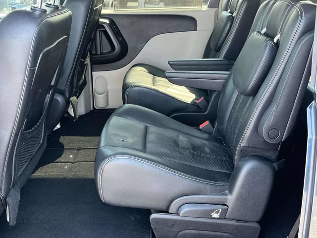Used 2014 Chrysler Town & Country Touring-L w/ Driver Convenience Group FWD image 15