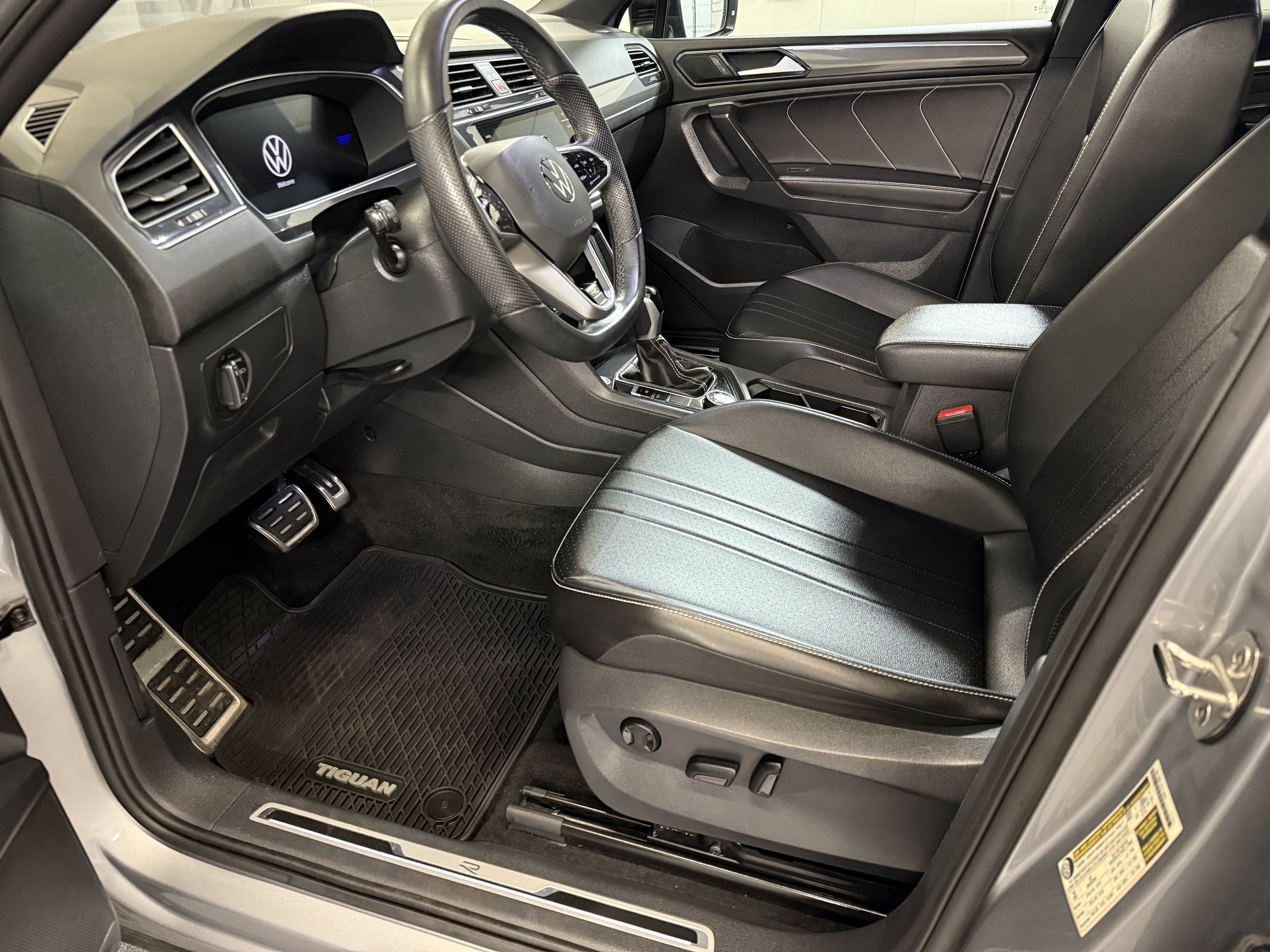Certified 2024 Volkswagen Tiguan SE R-Line AWD/4WD image 16