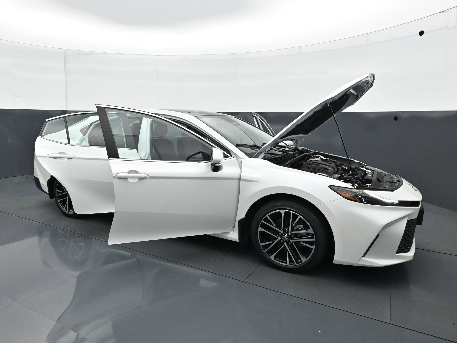 Used 2025 Toyota Camry XLE AWD/4WD image 36
