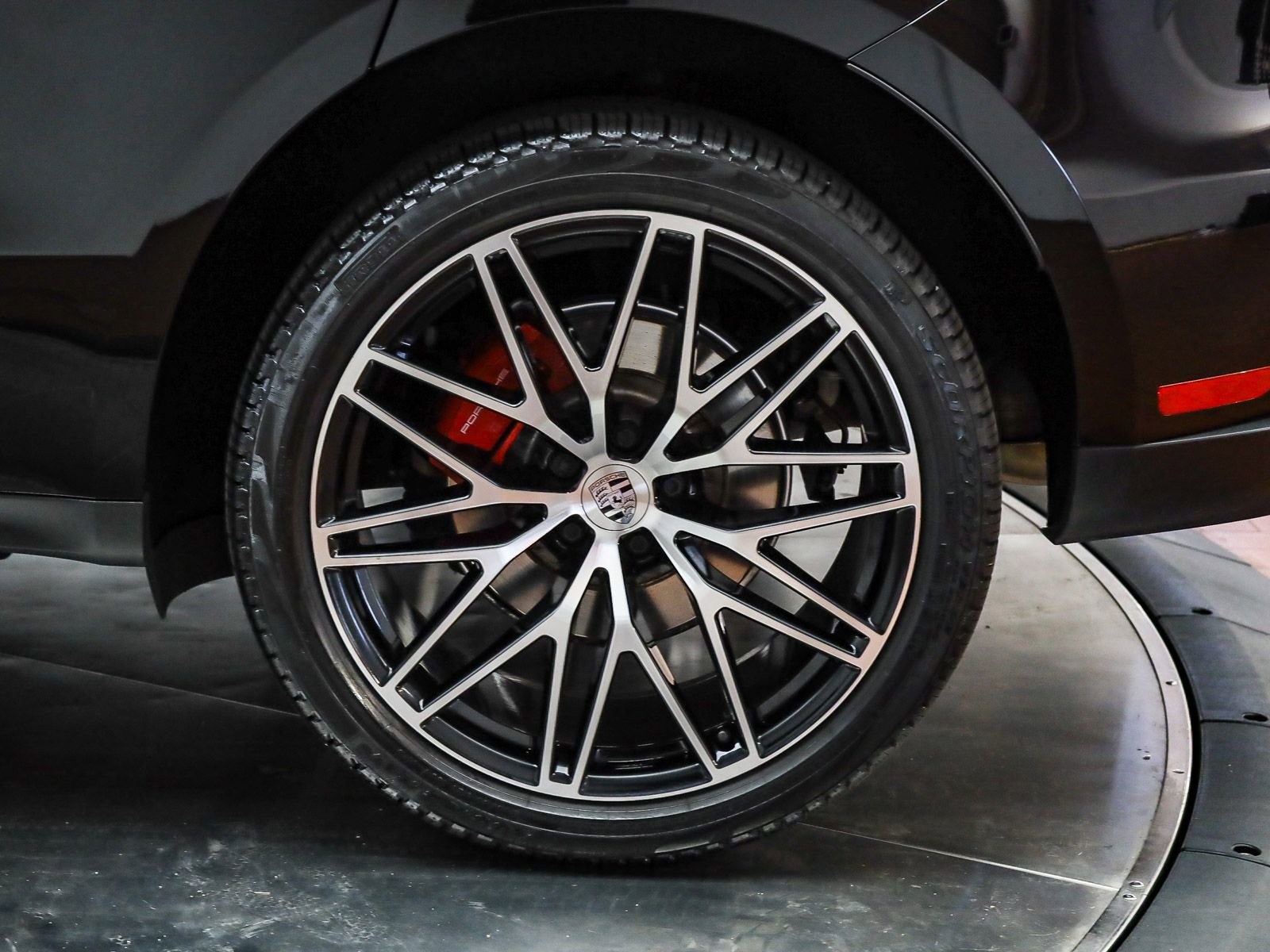 Certified 2025 Porsche Macan S AWD/4WD image 9