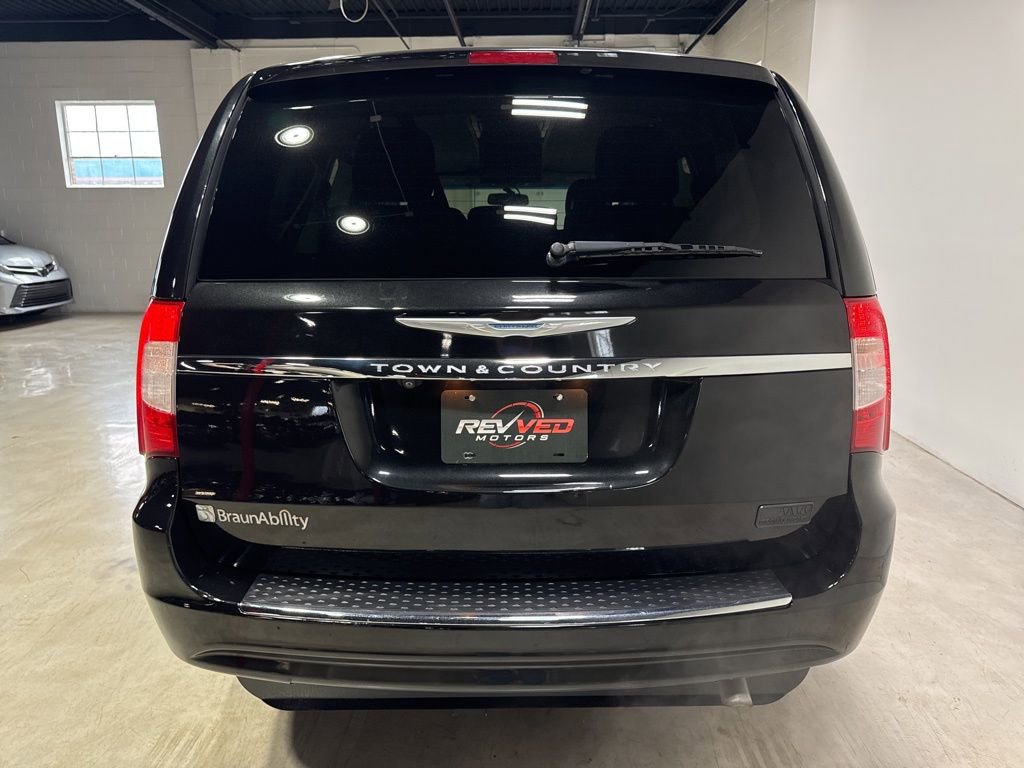 Used 2015 Chrysler Town & Country Touring image 6
