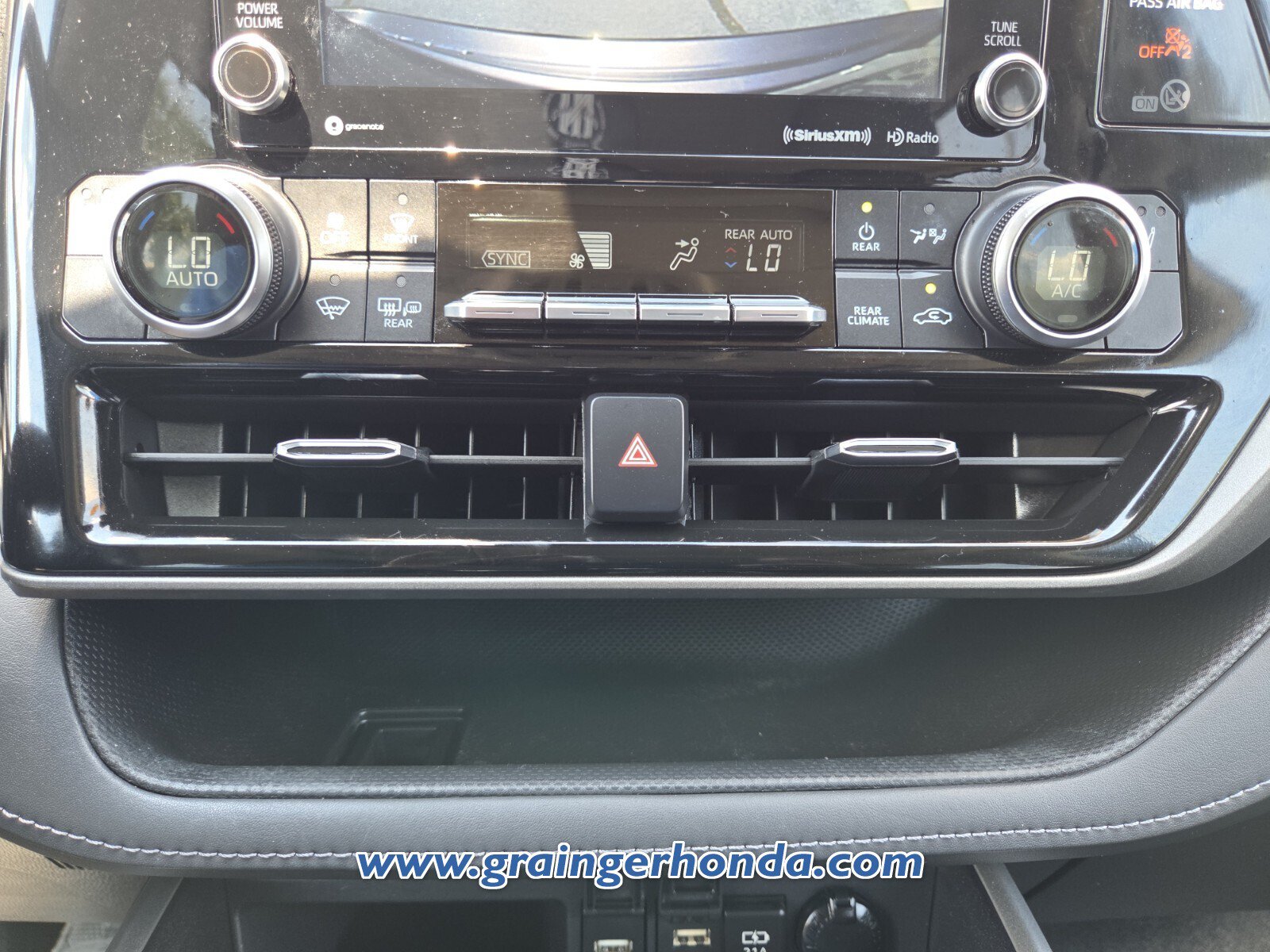 Used 2021 Toyota Highlander XLE FWD image 18