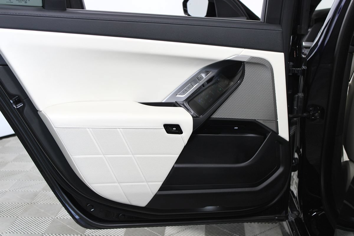 Used 2023 BMW i7 xDrive60 AWD/4WD image 39