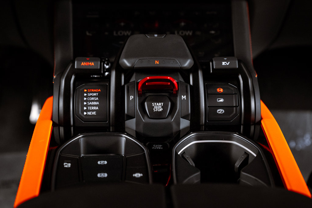 Used 2025 Lamborghini Urus SE AWD/4WD image 19