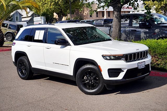 Certified 2023 Jeep Grand Cherokee Laredo RWD image 3