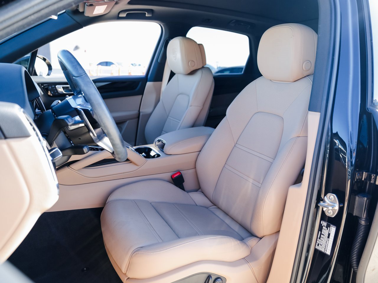 Certified 2023 Porsche Cayenne Platinum Edition image 5