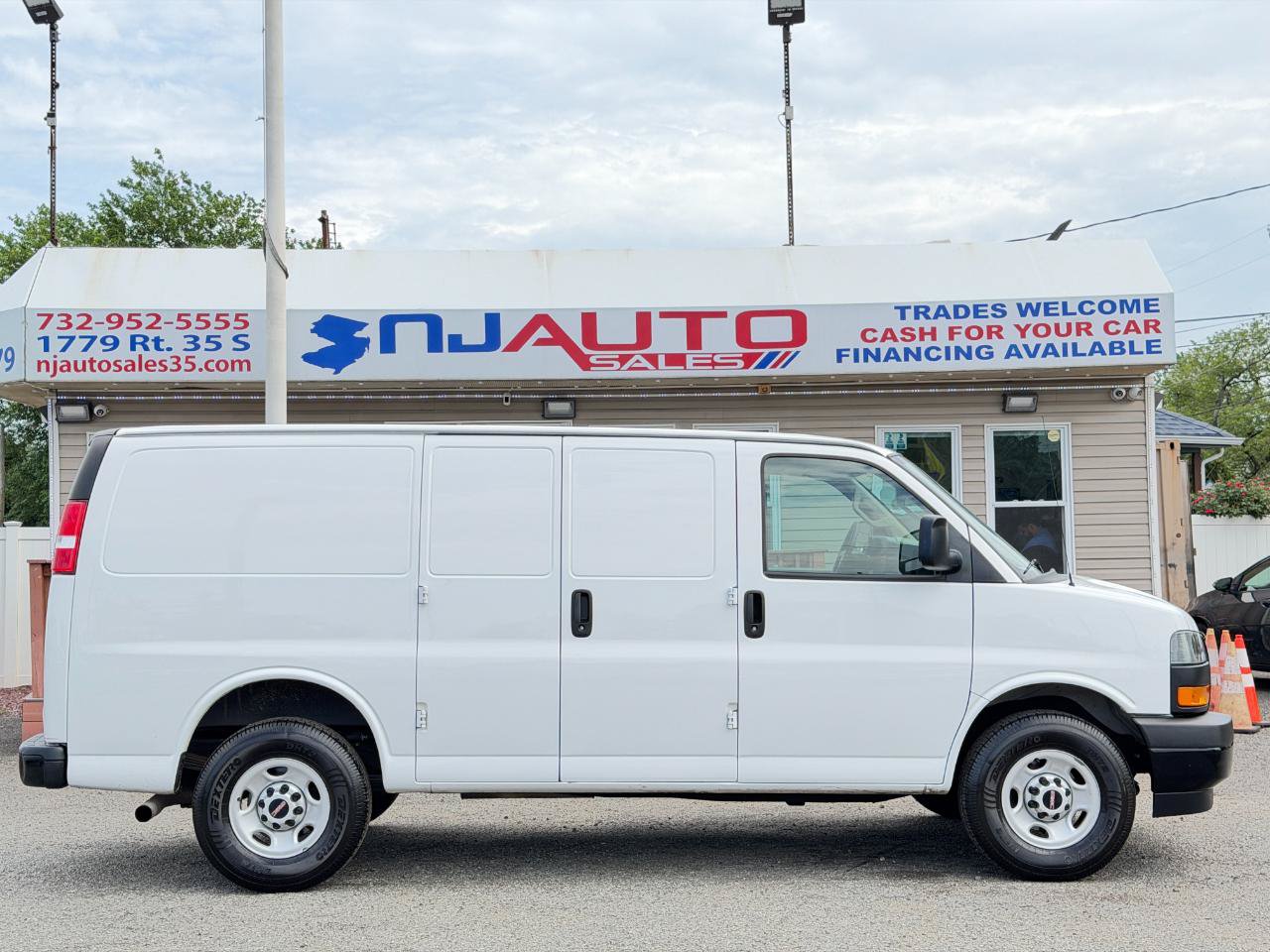 Used 2019 GMC Savana 3500 RWD image 3